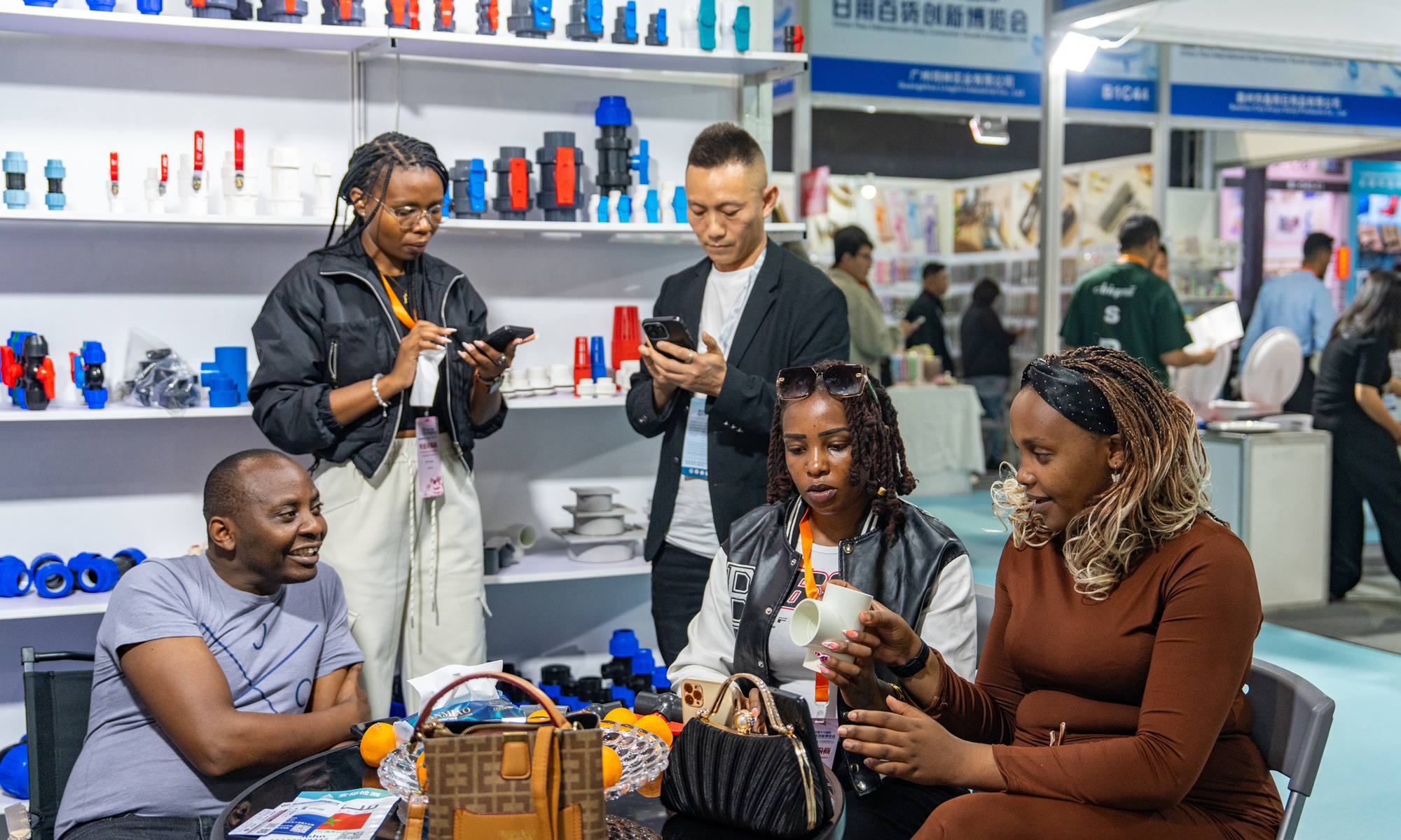 Several foreign customers browse goods and negotiate purchases at a booth selling daily products inside a small commodity shopping center in Yiwu, East China's Zhejiang Province, on April 12, 2026. In the January-February period, Yiwu's foreign trade reached 173.56 billion yuan ($25.42 billion), an increase of 52.8 percent, local customs data showed. Photo: VCG
