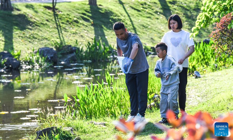 People enjoy their leisure time at Yudaihe park in southwest China's Chongqing, April 11, 2026. (Xinhua/Tang Yi)