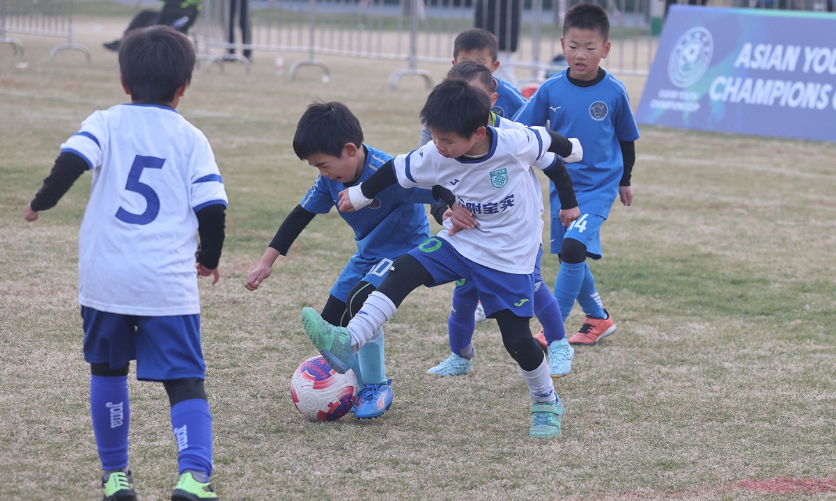 Kids play football. Photo: VCG