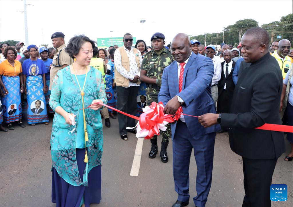 Chinese Ambassador to Malawi Lu Xu (front, L) and Malawi's Minister of Transport and Public Works Jappie Mhango (front, C) attend the handover ceremony of the China-aided M1 road upgrade project in Lilongwe, Malawi, April 10, 2026. (Xinhua)