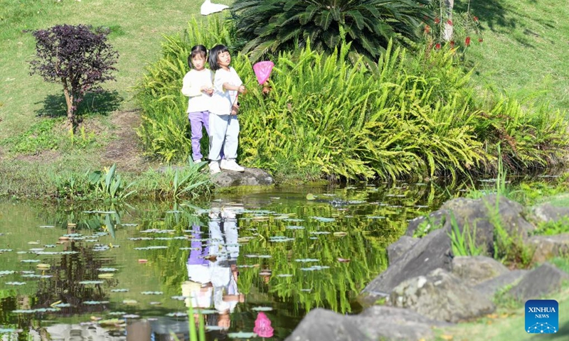 Children enjoy their leisure time at Yudaihe park in southwest China's Chongqing, April 11, 2026. (Xinhua/Tang Yi)