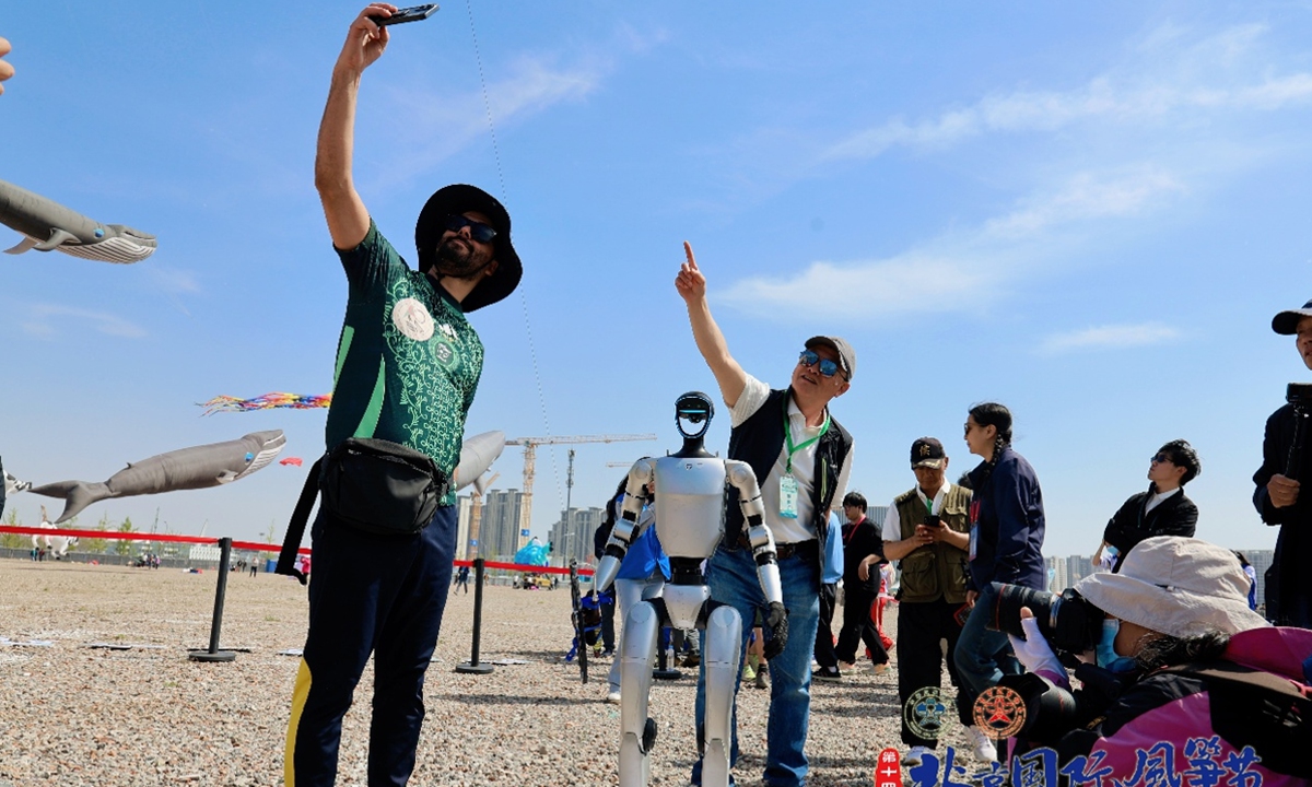globaltimes.cn - Chen Xi Global Times life reporter - Robot takes the string at Beijing International Kite Festival