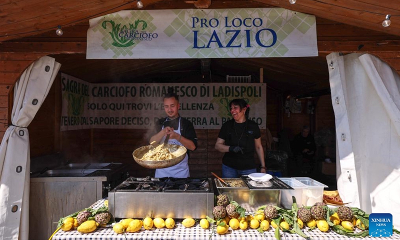 A chef prepares artichoke food during a Roman artichoke festival in Ladispoli, Italy, April 10, 2026. The annual festival celebrating the harvest of the Roman artichoke kicked off on Friday. (Xinhua/Wang Kaiyan)