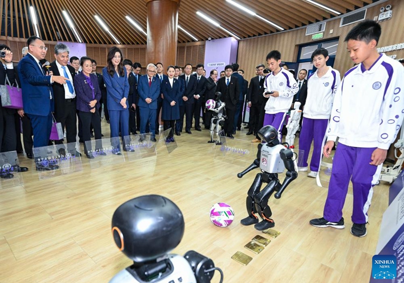 Cheng Li-wun, chairwoman of the Chinese Kuomintang (KMT) party, watches intelligent robots playing football at a laboratory of Tsinghua University High School in Beijing, capital of China, April 10, 2026. Cheng led a delegation to visit Tsinghua University High School in Beijing on Friday. (Xinhua/Chen Yehua)