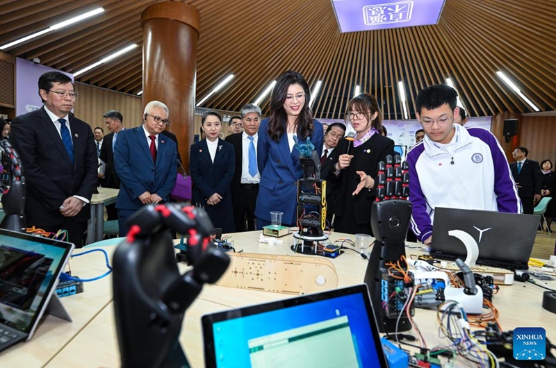 Cheng Li-wun, chairwoman of the Chinese Kuomintang (KMT) party, learns about students' research projects and patent achievements in artificial intelligence at a laboratory of Tsinghua University High School in Beijing, capital of China, April 10, 2026. Cheng led a delegation to visit Tsinghua University High School in Beijing on Friday. (Xinhua/Chen Yehua)