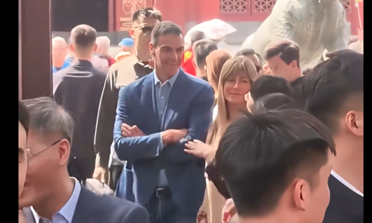 Tourists spot Spanish Prime Minister Pedro Sanchez at the Summer Palace in Beijing on April 12, 2026. Photo: Screenshot from chinanews.com