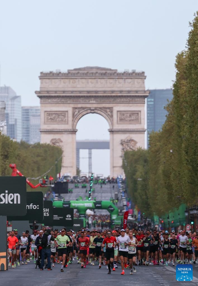 Participants run across Champs-Elysees Avenue during the Paris Marathon 2026 in Paris, France, April 12, 2026. (Xinhua/Wu Huiwo)