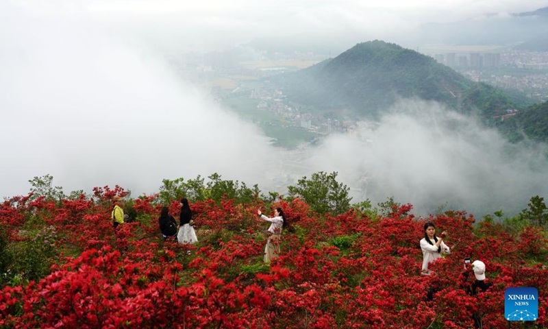 People have fun on the Bailong mountain in Yueqing City, east China's Zhejiang Province, April 12, 2026. (Photo by Cai Kuanyuan/Xinhua)