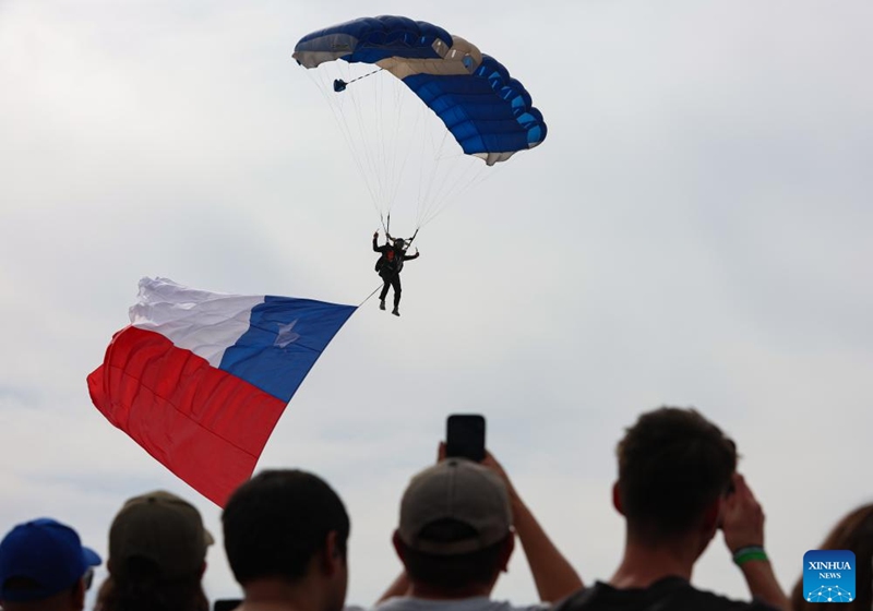 People watch a parachuting performance at the 2026 International Air and Space Fair (FIDAE) in Santiago, Chile, April 12, 2026. The FIDAE 2026 closed here on Sunday. (Xinhua/Zhou Jiayi)