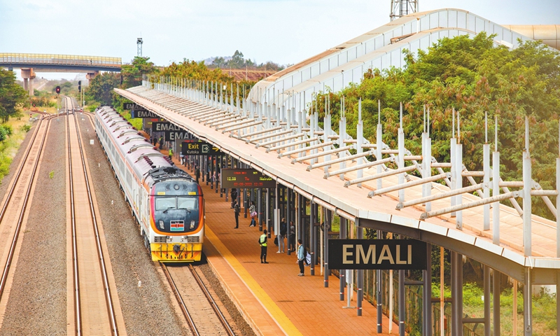 Vue de la gare d’Emali sur le chemin de fer à écartement standard Mombasa-Nairobi construit par la Chine, au Kenya. Photo : VCG