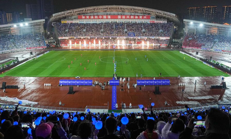 Players of Changzhou and Nantong wait for the kick-off of their opening match. (Xinhua/Li Bo)