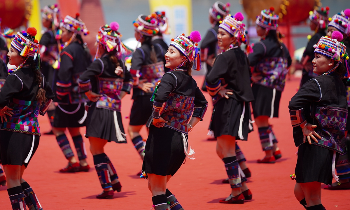 People from various ethnic groups dressed in festive clothing sing and dance to celebrate the New Year of the calendar of the Dai ethnic group, which is also called the Water-splashing Festival, in Jinghong, Southwest China's Yunnan Province, on April 13, 2026. This year's festival, being held from April 13 to 15, features various cultural activities each day such as releasing sky lanterns and traditional dance performances. Photo: VCG