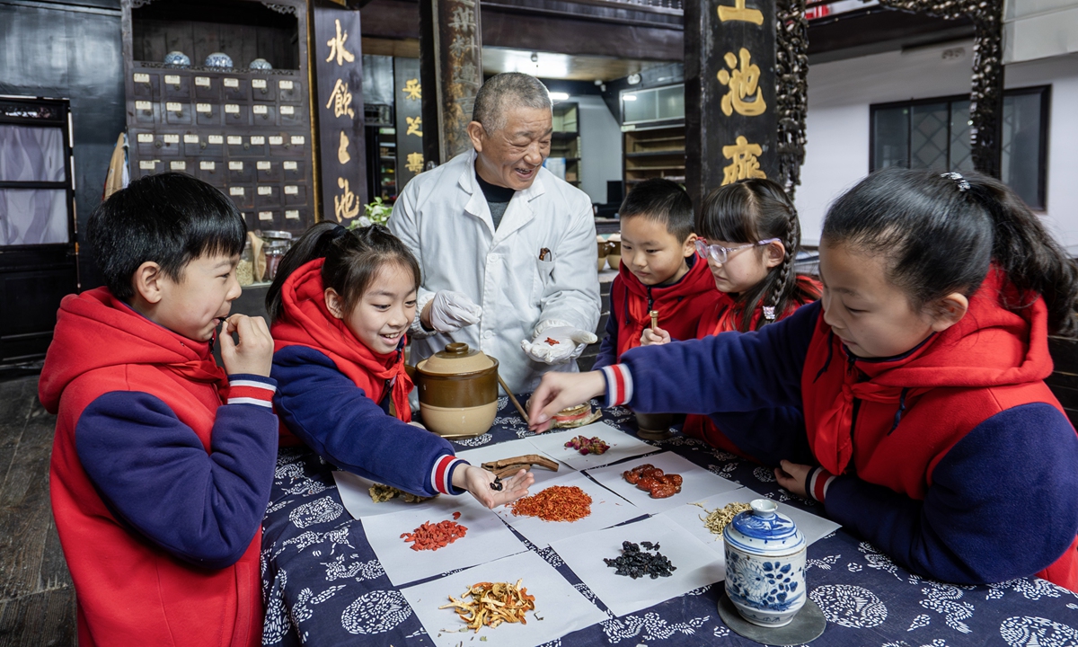 Primary school students learn about Chinese herbal medicine under the guidance of a pharmacist at a traditional Chinese medicine clinic in Xinghua, East China's Jiangsu Province, on March 17, 2026. Photo: IC