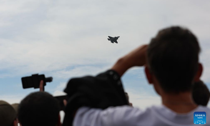 People watch an air show at the 2026 International Air and Space Fair (FIDAE) in Santiago, Chile, April 12, 2026. The FIDAE 2026 closed here on Sunday. (Xinhua/Zhou Jiayi)
