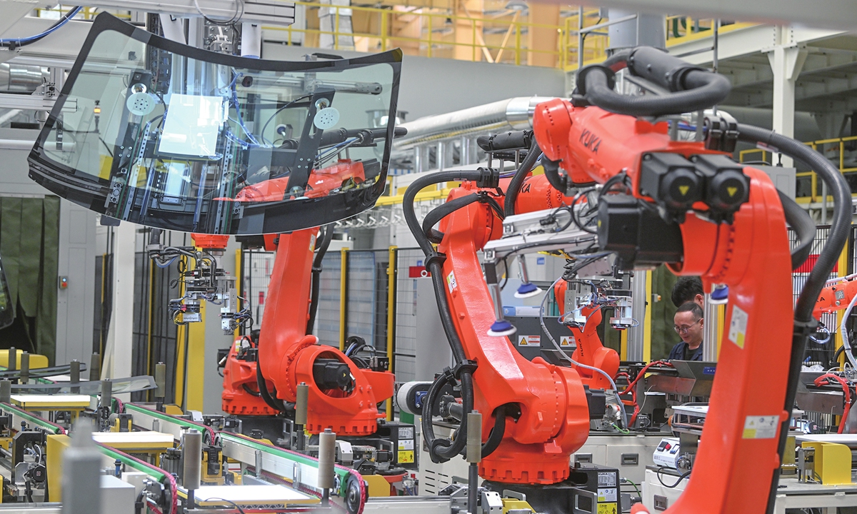 Intelligent equipment manufactures automotive glass at Fuyao Automotive Replacement Glass's full-industry-chain production base for automotive glass in Feixi county, Hefei, East China's Anhui Province, on April 13, 2026. Photo: VCG