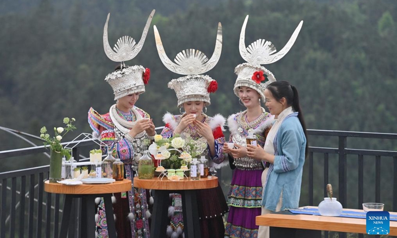 People taste tea at a tea plantation in Rongshui Miao Autonomous County of Liuzhou City, south China's Guangxi Zhuang Autonomous Region, April 12, 2026. (Xinhua/Huang Xiaobang)