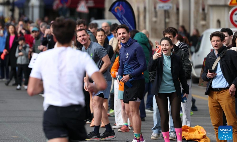 Spectators react during the Paris Marathon 2026 in Paris, France, April 12, 2026. (Xinhua/Wu Huiwo)