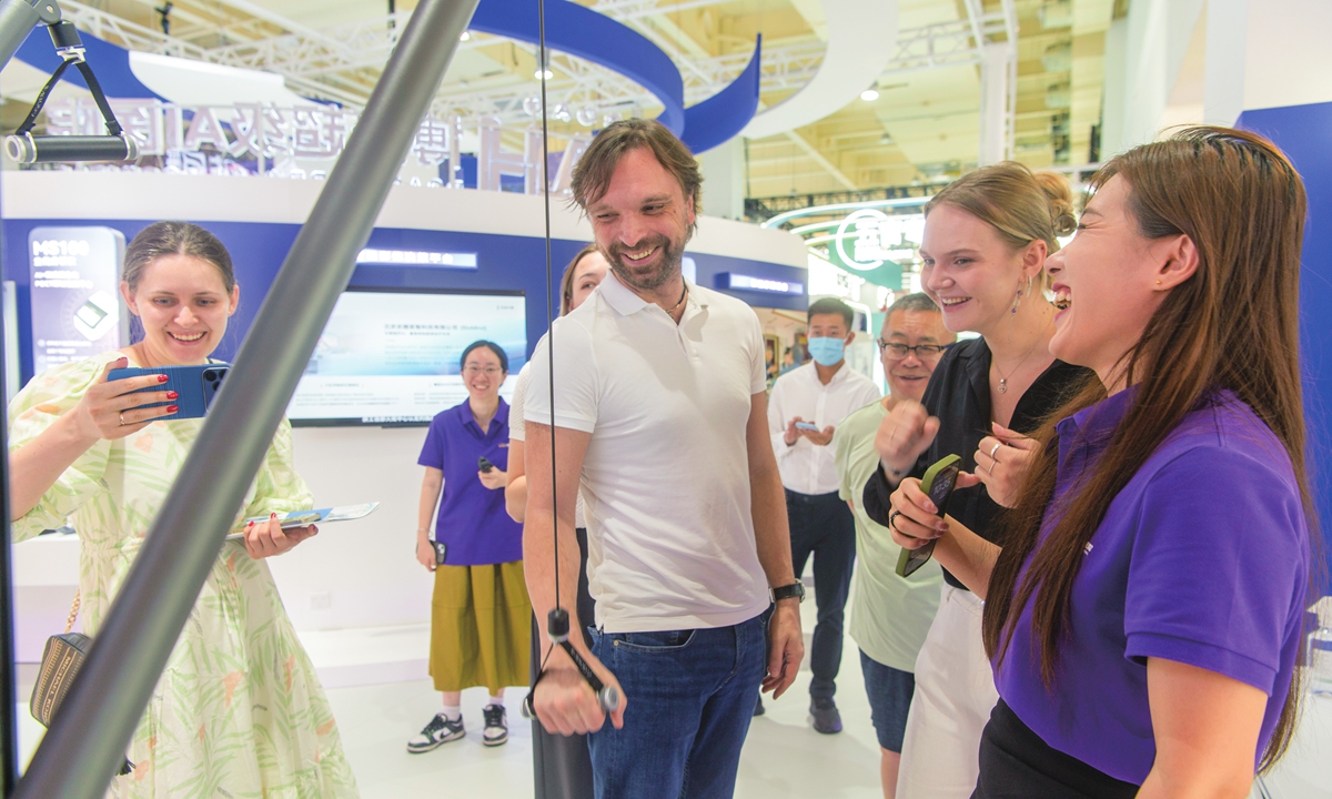 Healthy interest Foreign guests visit and experience the international health consumption exhibition area at the Sixth China International Consumer Products Expo in Haikou, South China's Hainan Province, on April 13, 2026. Photo: VCG