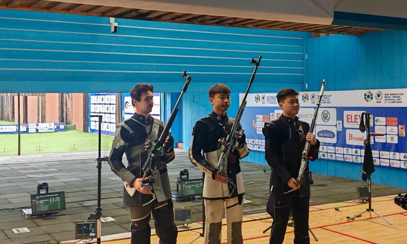 Zhang (C) and Liu (R) pose after the men's 50-meter rifle 3 positions. (Xinhua)