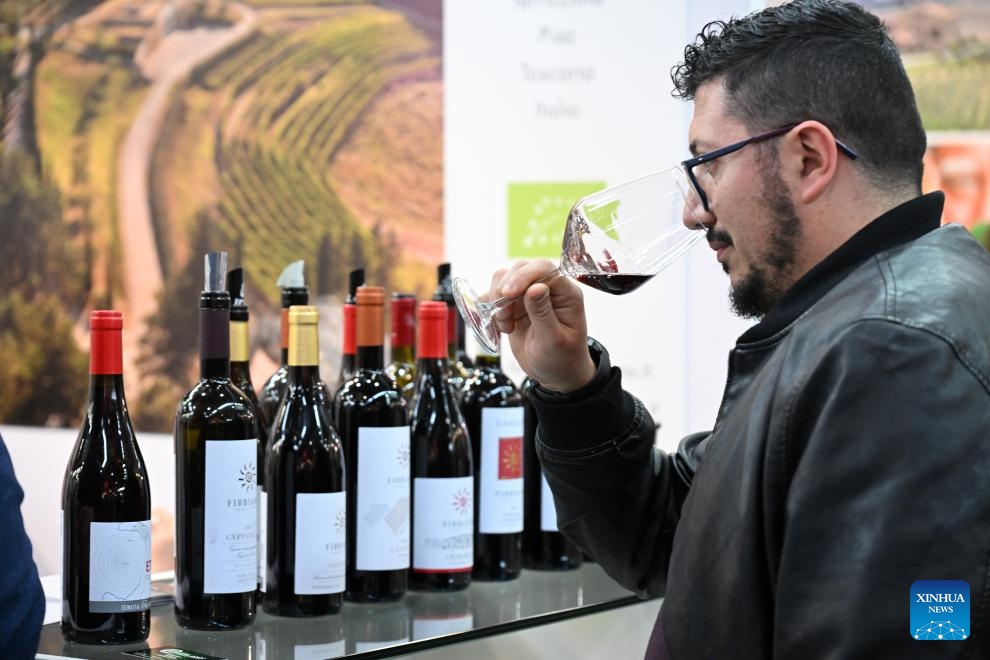 A visitor tastes wine at the 58th international wine and spirits exhibition Vinitaly in Verona, Italy, April 13, 2026. Running from April 12 to 15 this year, the international wine and spirits exhibition Vinitaly, Italy's oldest and prestigious wine fair, attracts enterprises and professional visitors from nearly 130 countries and regions. (Photo by Alberto Lingria/Xinhua)

