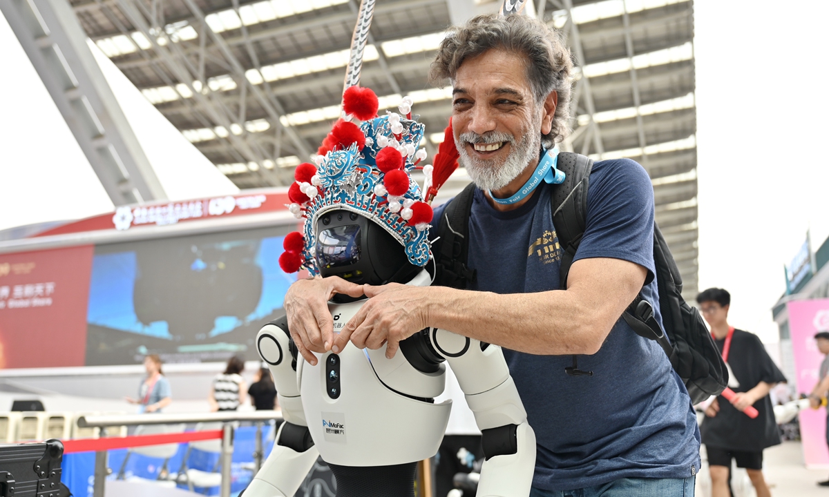 A foreign buyer poses for a photo with a humanoid robot performing a local Yingge folk dance at the 139th edition of the China Import and Export Fair (Canton Fair), which opened in Guangzhou, South China's Guangdong Province on April 15, 2026 (see commentary on Page 12). Photos: VCG