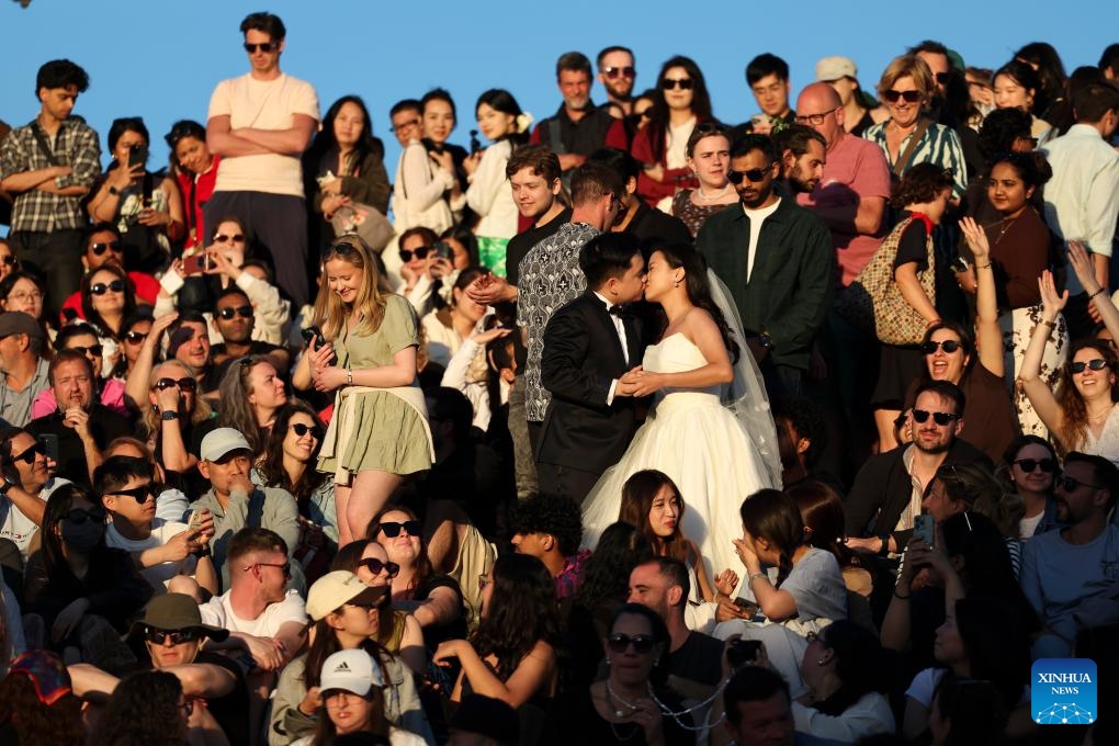 A newly wed couple pose for a photo at Piazzale Michelangelo in Florence, Italy, May 7, 2026. (Xinhua/Li Jing)

