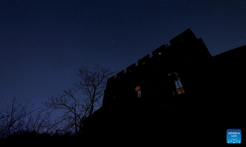 This photo taken on April 15, 2026 shows a view of the starry sky above the Jinshanling section of the Great Wall in Chengde City, north China's Hebei Province. (Xinhua/Xing Guangli)