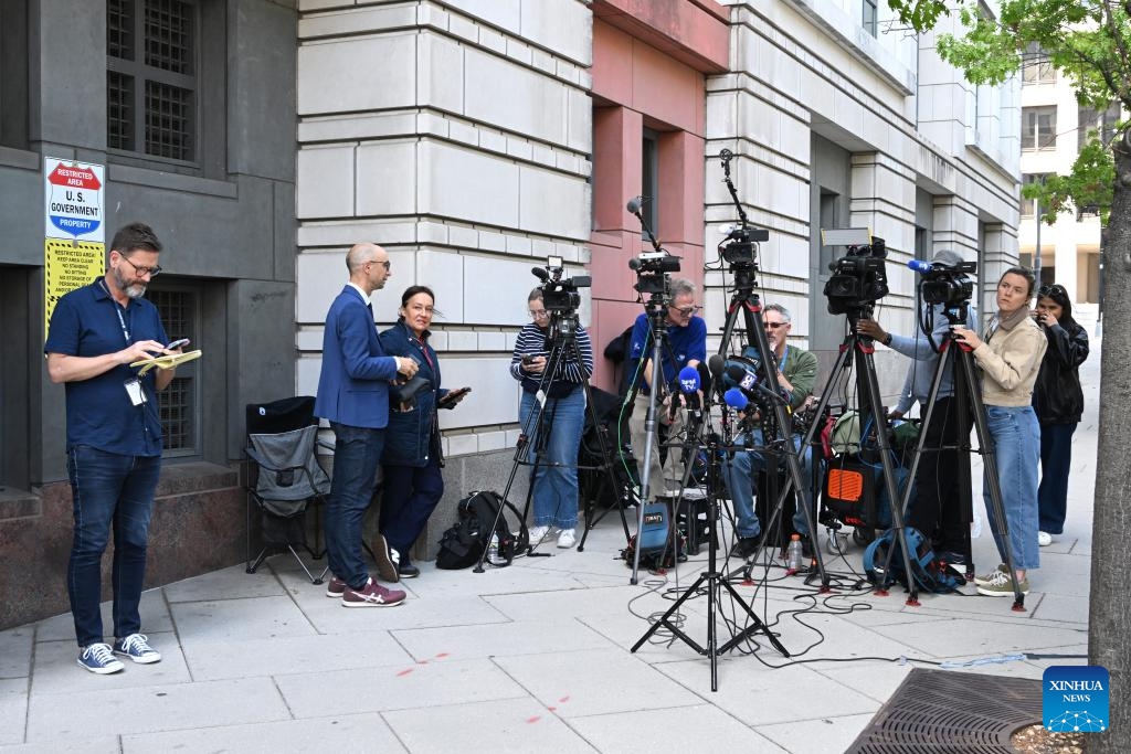 Media crews are positioned near the entrance to the U.S. District Court for the District of Columbia in Washington, D.C., the United States, April 27, 2026. (Xinhua/Li Rui)

