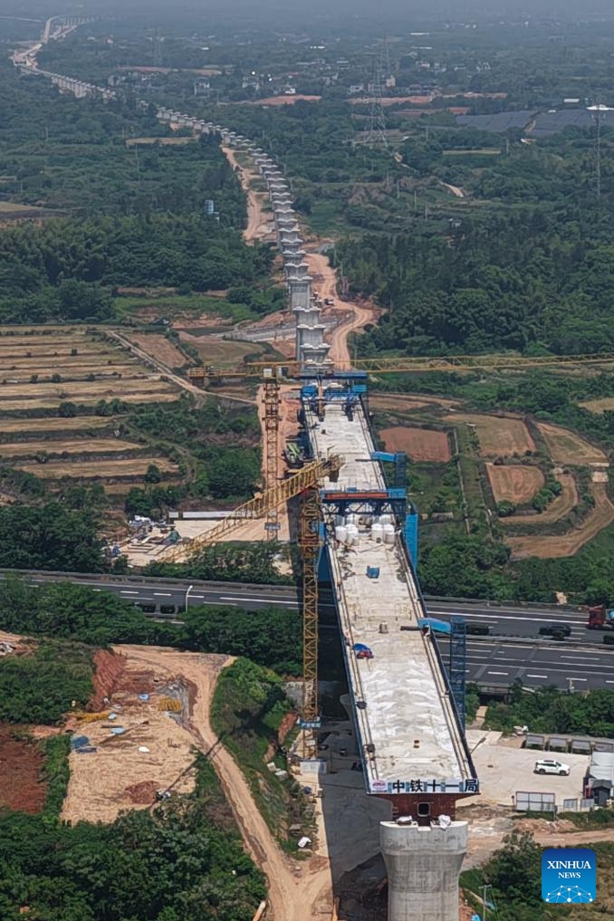 An aerial drone photo taken on May 7, 2026 shows the construction site of the continuous beam of the Qujiang grand bridge along the Quzhou-Lishui railway in Quzhou, east China's Zhejiang Province. The continuous beam of the Qujiang grand bridge spanning the Shanghai-Kunming expressway completed closure on Thursday.

The 160-km rail line linking Quzhou City and Lishui City in east China's Zhejiang Province will further improve the regional railway network, effectively promoting local tourism development. (Xinhua/Huang Zongzhi)