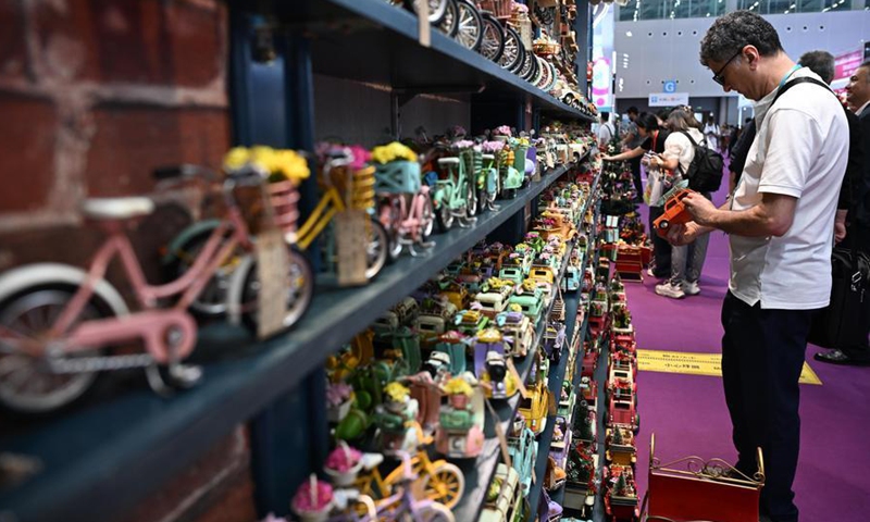 A purchaser (R) views exhibits during the 139th edition of the China Import and Export Fair (Canton Fair) in Guangzhou, south China's Guangdong Province, April 23, 2026. (Xinhua/Deng Hua)

