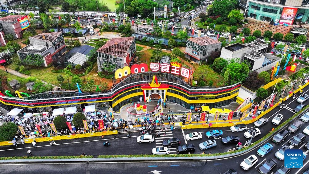 An aerial drone photo taken on April 17, 2026 shows a large snack store in Changsha, central China's Hunan Province. A large-scale snack store covering 12,000 square meters opened in Changsha on Friday. Housing more than 6,500 brands and over 35,000 products, the store offers consumers an exploratory experience incorporating shopping, social media engagement, and interactive activities. (Xinhua/Ding Chunyu)

