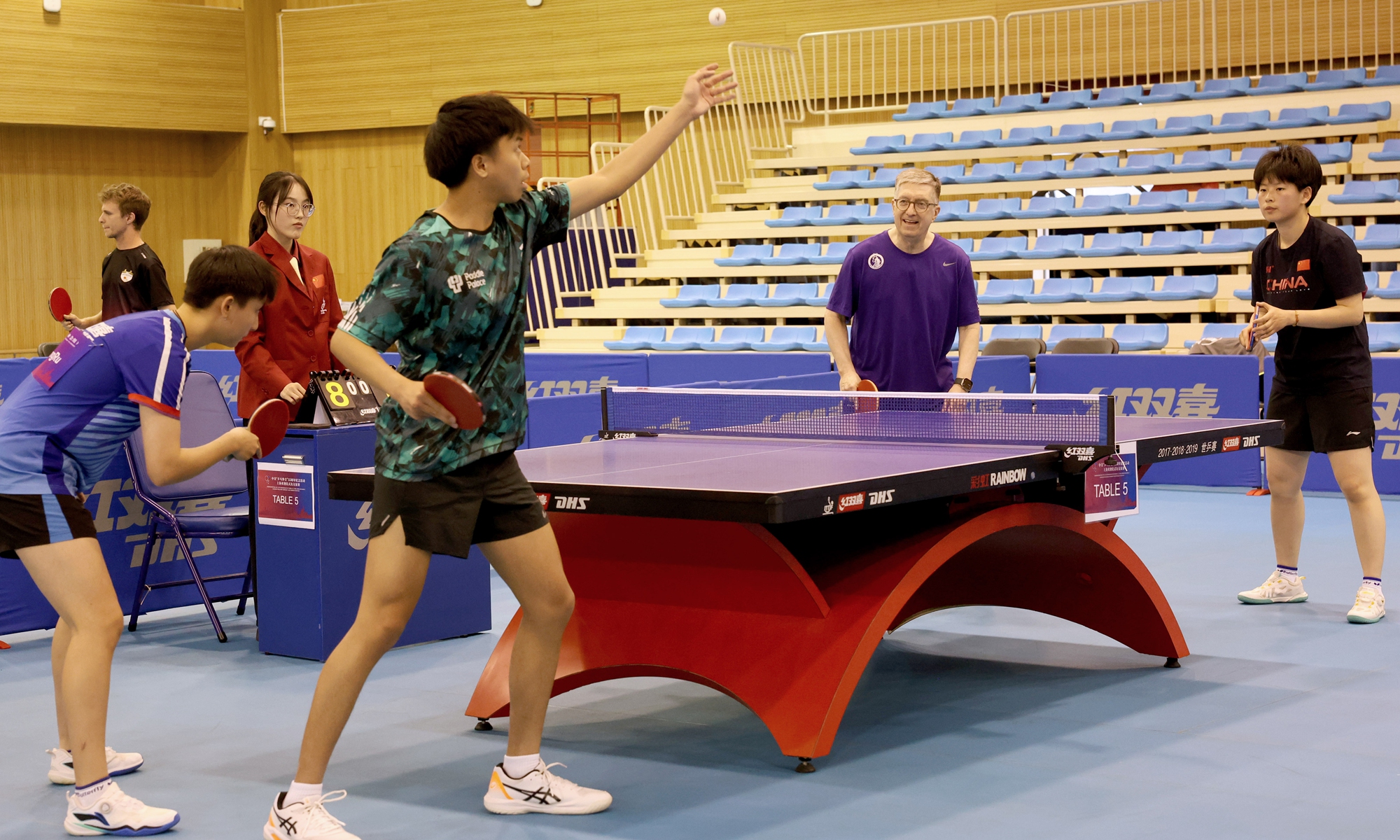 Chinese and US table tennis players and enthusiasts compete in a friendly match at Shanghai University of Sport on April 13, 2026. Photo: Chen Xia/GT