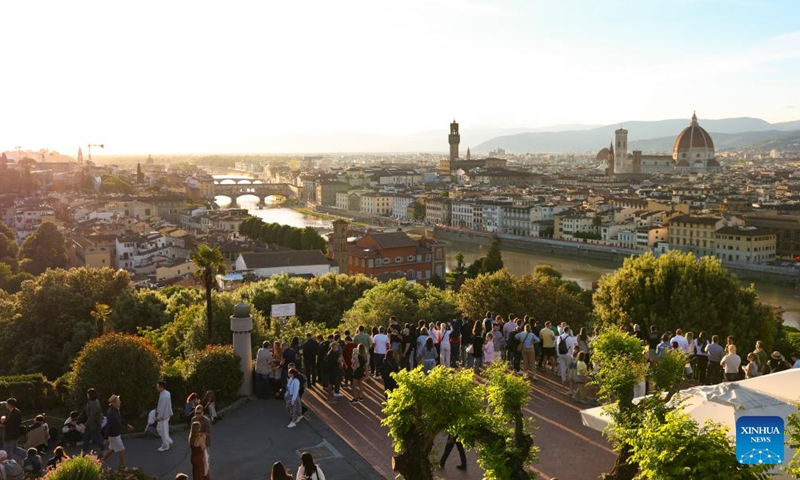 Visitors wait to view sunset at Piazzale Michelangelo in Florence, Italy, May 7, 2026. (Xinhua/Li Jing)

