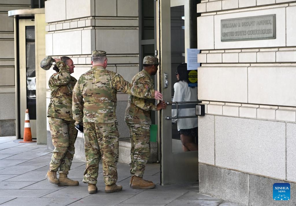 Servicemen and a servicewoman enter the U.S. District Court for the District of Columbia in Washington, D.C., the United States, April 27, 2026. (Xinhua/Li Rui)

