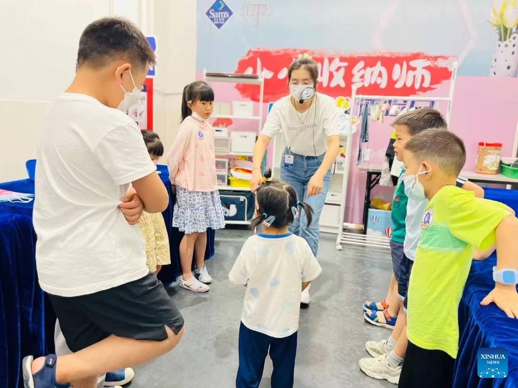 Nai Dan teaches children how to declutter in Lanzhou, northwest China's Gansu Province, in August, 2025. (Xinhua)

