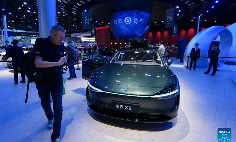 People visit the booth of Harmony Intelligent Mobility Alliance during the 2026 Beijing International Automotive Exhibition in Beijing, capital of China, April 24, 2026. The exhibition kicked off here on Friday and will last until May 3. (Xinhua/Ju Huanzong)

