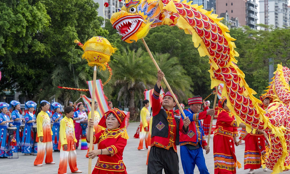Residents of Wuzhou, South China's Guangxi Zhuang Autonomous Region, stage dragon dances at a local park on April 16, 2026 to welcome the upcoming Sanyuesan Festival. The Sanyuesan Festival, which falls on April 19 this year, is a traditional festival celebrated on the third day of the third month on the lunar calendar by some ethnic groups in China. Photo: VCG