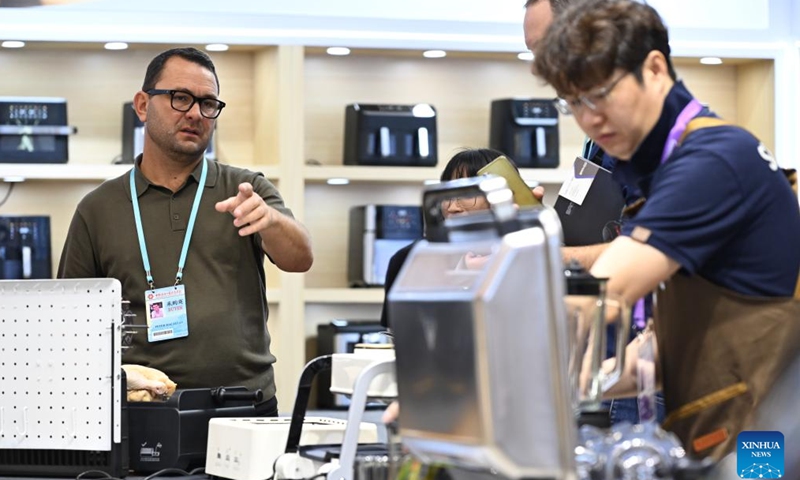 An overseas buyer (L) learns about products during the 139th edition of the China Import and Export Fair in Guangzhou, south China's Guangdong Province, April 15, 2026. (Xinhua/Deng Hua)