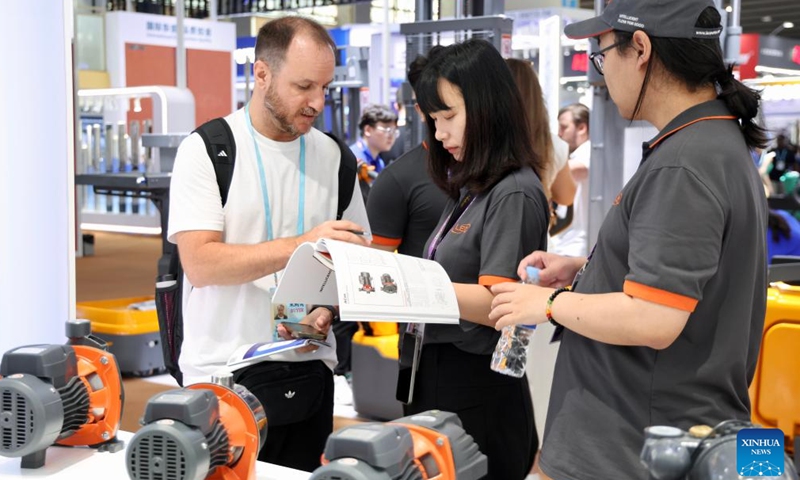 An overseas buyer learns about a product during the 139th edition of the China Import and Export Fair in Guangzhou, south China's Guangdong Province, April 15, 2026.(Xinhua/Lu Hanxin)
