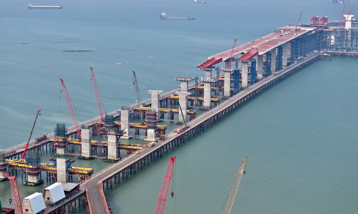 Workers carry out construction of the Xiamen section of the Xiamen-Kinmen Bridge on March 29, 2026. Photo: IC
