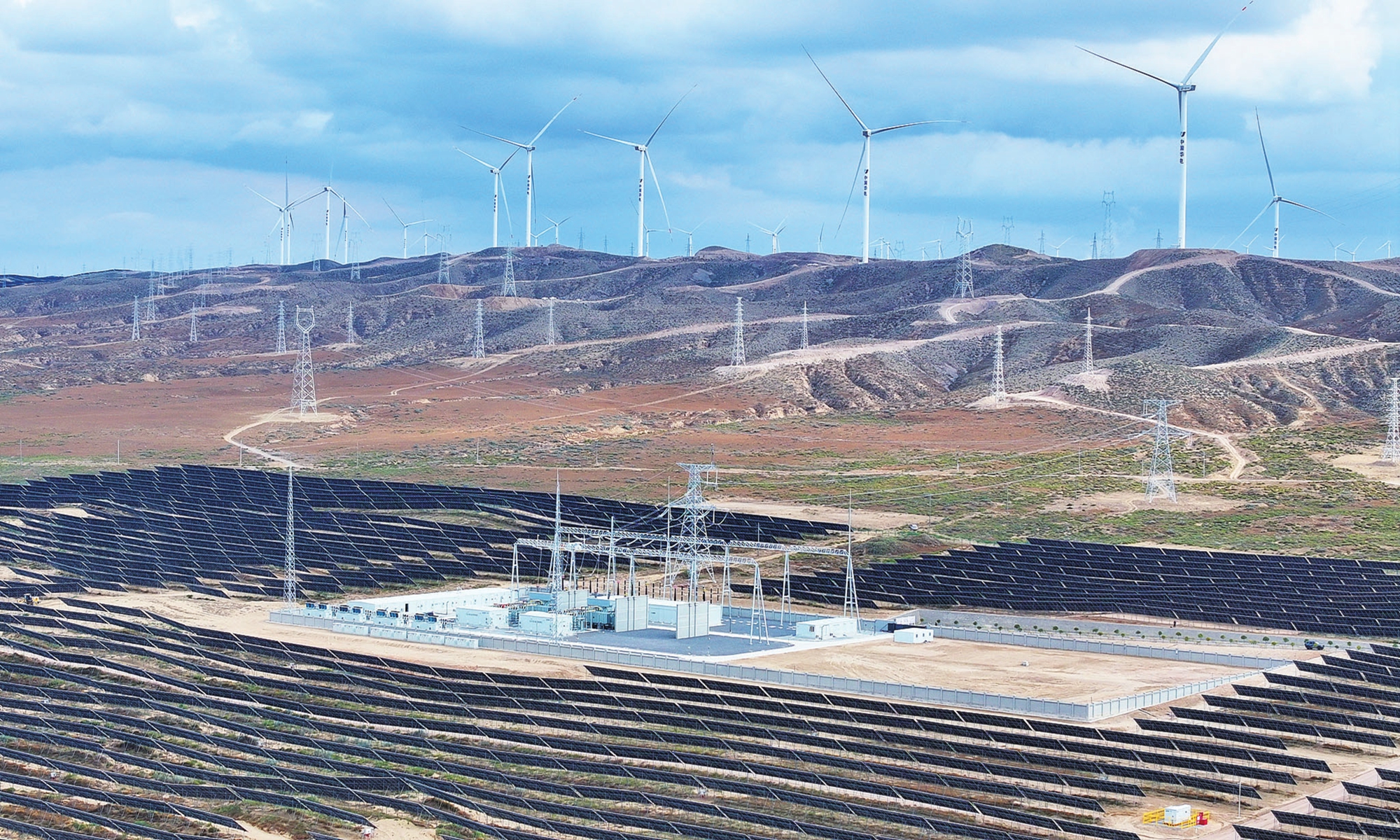 An aerial view shows photovoltaic panels and wind turbines complementing each other at a clean energy power station on October 27, 2025, in Yinchuan, Northwest China's Ningxia Hui Autonomous Region. Photo: VCG