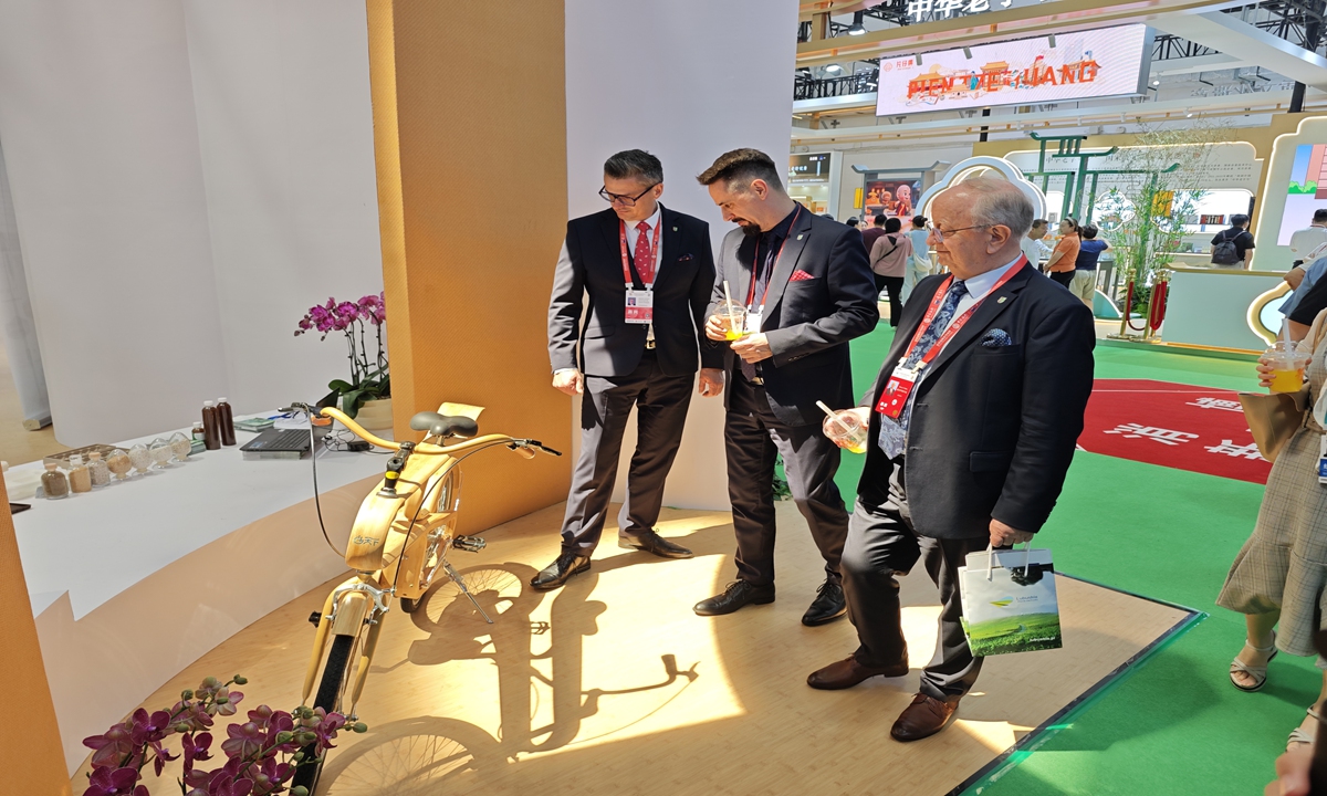Foreign visitors look at a China made bicycle on display at the Sixth China International Consumer Products Expo (CICPE) in Haikou, South China's Hainan Province, on April 15, 2026. Photo: Yin Yeping/GT