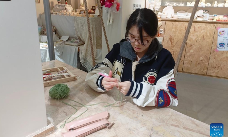 A customer makes handicrafts at a handicraft store in Taiyuan, north China's Shanxi Province, April 16, 2026. (Xinhua/Chen Zhihao)

