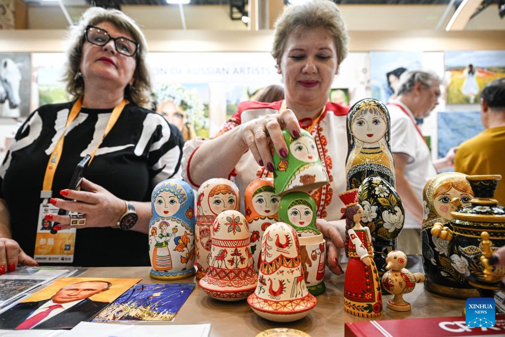 Exhibitors display handicrafts from Russia during the sixth China International Consumer Products Expo (CICPE) in Haikou, south China's Hainan Province, April 16, 2026.
