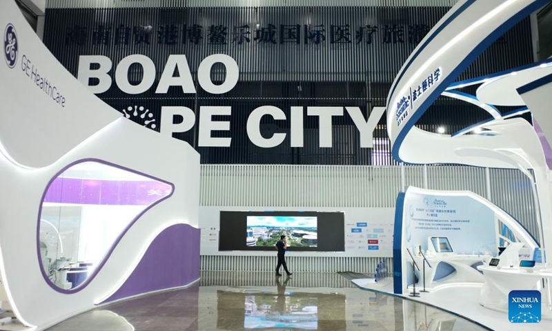 A visitor walks past booths at the international health and wellness sub-venue of the sixth China International Consumer Products Expo (CICPE) at Boao Lecheng International Medical Tourism Pilot Zone in Qionghai, south China's Hainan Province, April 16, 2026. More than 340 international brands from over 30 countries and regions participate in the exhibition from April 13 to 18, displaying over 1,300 kinds of international innovative pharmaceutical equipment, technologies and special food products. (Xinhua/Xin Yuewei)


