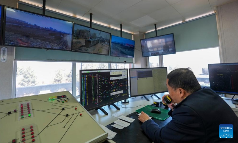 A staff member uses an intelligent control system to carry out freight train marshalling operations at Harbin South Railway Station in Harbin, northeast China's Heilongjiang Province, April 15, 2026.

