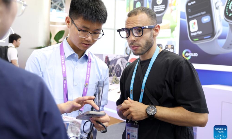 An international buyer tries on a pair of AI-powered eyeglasses at the 139th edition of the China Import and Export Fair in Guangzhou, south China's Guangdong Province, April 15, 2026. The 139th edition of the China Import and Export Fair, also known as the Canton Fair, opened here on Wednesday, drawing a record number of over 32,000 participating enterprises. (Xinhua/Lu Hanxin)

