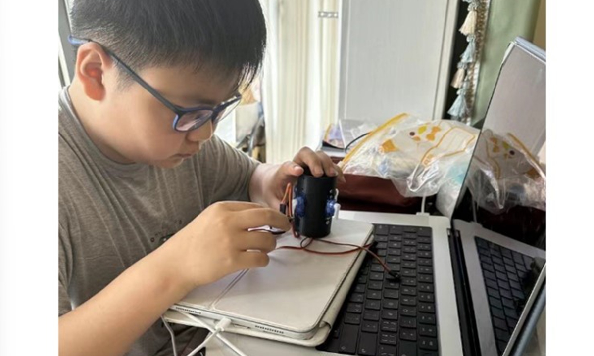 Che spends his spare time fabricating components by hand. Photo: Screenshot from media reports