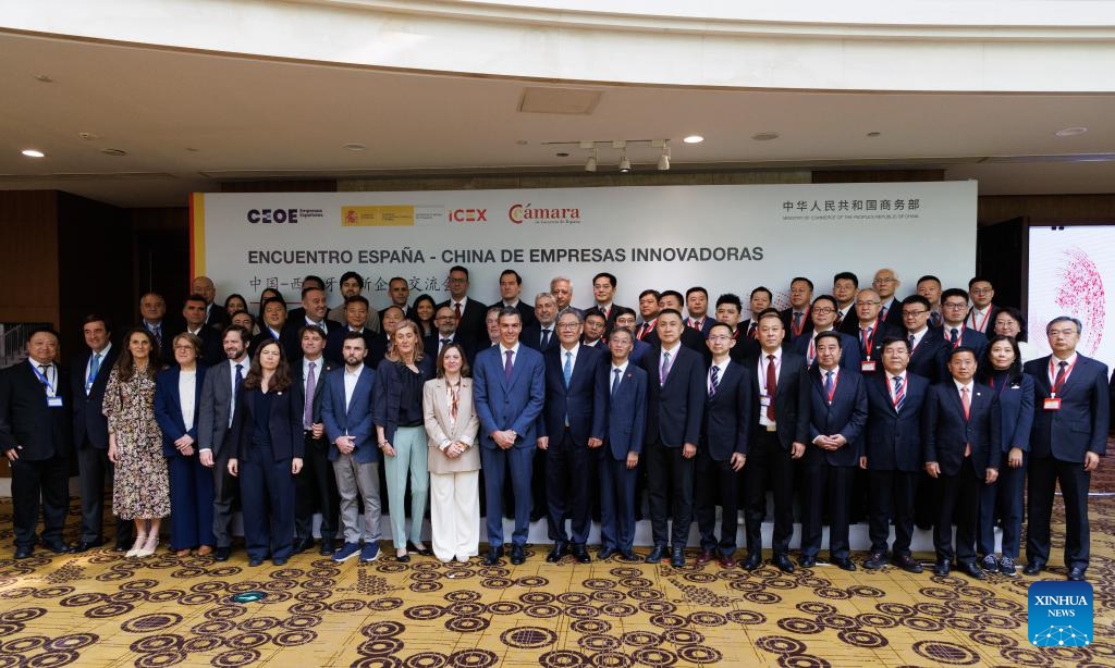 Participants pose for a group photo at the China-Spain innovative enterprises exchange conference in Beijing, capital of China, April 15, 2026. The conference brought together over 100 representatives from Chinese and Spanish businesses. Participants shared cooperation experience and held discussions on technology research and development as well as investment cooperation. (Xinhua/Jin Liwang)

