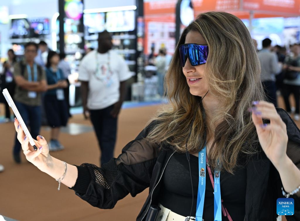 An international buyer tries a pair of smart eyeglasses at the 139th edition of the China Import and Export Fair in Guangzhou, south China's Guangdong Province, April 15, 2026. The 139th edition of the China Import and Export Fair, also known as the Canton Fair, opened here on Wednesday, drawing a record number of over 32,000 participating enterprises. (Xinhua/Deng Hua)

